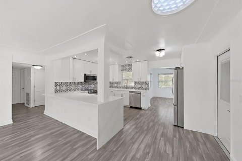 House in Clearwater, Florida 3 bedrooms, 116.78 sq.m. № 2103049 - photo 8