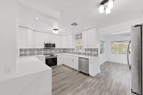 House in Clearwater, Florida 3 bedrooms, 116.78 sq.m. № 2103049 - photo 9