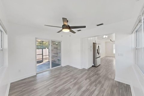 House in Clearwater, Florida 3 bedrooms, 116.78 sq.m. № 2103049 - photo 15