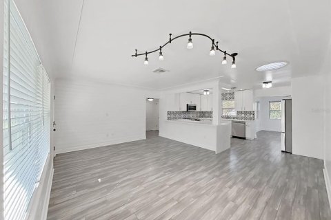 House in Clearwater, Florida 3 bedrooms, 116.78 sq.m. № 2103049 - photo 7