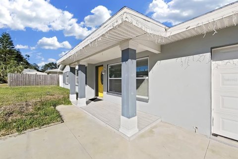 House in Clearwater, Florida 3 bedrooms, 116.78 sq.m. № 2103049 - photo 3