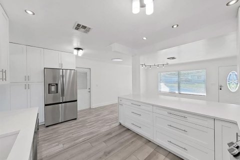 House in Clearwater, Florida 3 bedrooms, 116.78 sq.m. № 2103049 - photo 13