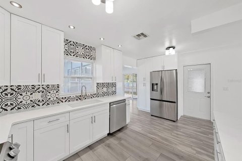 House in Clearwater, Florida 3 bedrooms, 116.78 sq.m. № 2103049 - photo 14