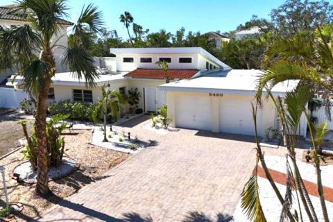 House in Sarasota, Florida 3 bedrooms, 186.73 sq.m. № 1626249 - photo 1
