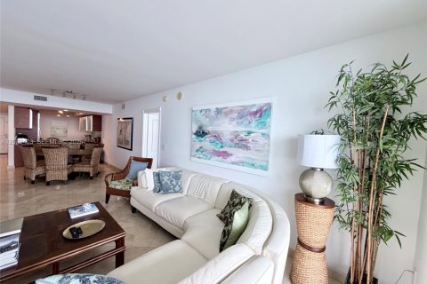 Condominio en alquiler en Hallandale Beach, Florida, 3 dormitorios, 171.03 m2 № 2345724 - foto 6