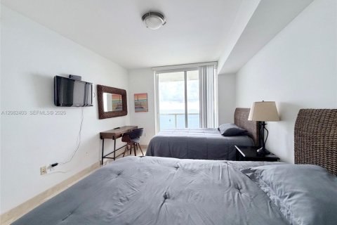 Condominio en alquiler en Hallandale Beach, Florida, 3 dormitorios, 171.03 m2 № 2345724 - foto 18
