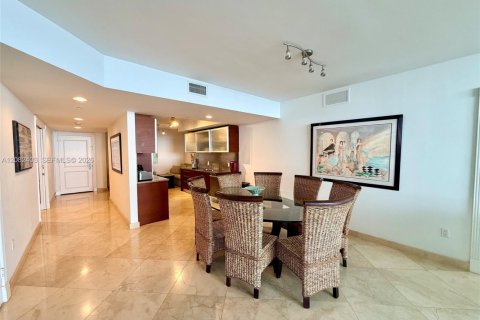 Condominio en alquiler en Hallandale Beach, Florida, 3 dormitorios, 171.03 m2 № 2345724 - foto 9