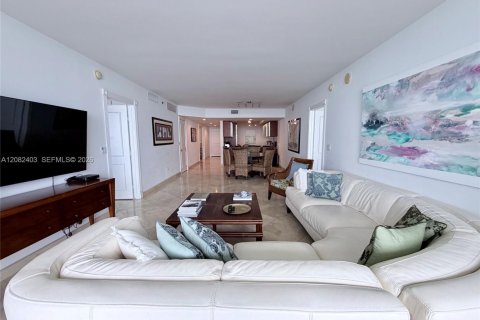 Condominio en alquiler en Hallandale Beach, Florida, 3 dormitorios, 171.03 m2 № 2345724 - foto 4