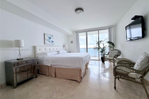 Condominio en alquiler en Hallandale Beach, Florida, 3 dormitorios, 171.03 m2 № 2345724 - foto 14