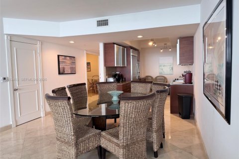 Condominio en alquiler en Hallandale Beach, Florida, 3 dormitorios, 171.03 m2 № 2345724 - foto 8