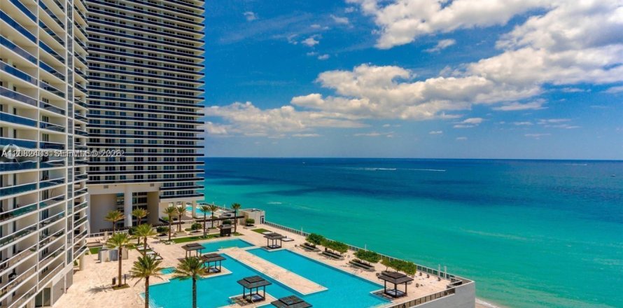 Condominio en Hallandale Beach, Florida, 3 dormitorios  № 2345724