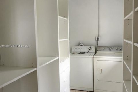 Townhouse in Miami, Florida 3 bedrooms, 137.68 sq.m. № 2042801 - photo 18