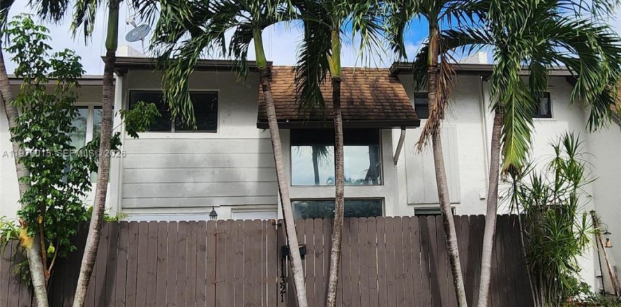 Townhouse in Miami, Florida 3 bedrooms, 137.68 sq.m. № 2042801