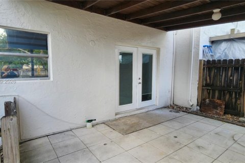 Townhouse in Miami, Florida 3 bedrooms, 137.68 sq.m. № 2042801 - photo 4