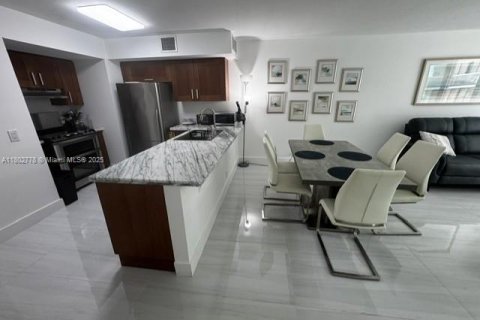 Condo in Surfside, Florida, 1 bedroom  № 1862210 - photo 3