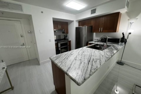 Condo in Surfside, Florida, 1 bedroom  № 1862210 - photo 4
