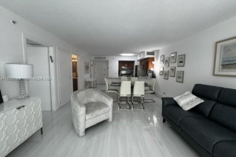 Condo in Surfside, Florida, 1 bedroom  № 1862210 - photo 2