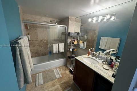 Condo in Surfside, Florida, 1 bedroom  № 1862210 - photo 8