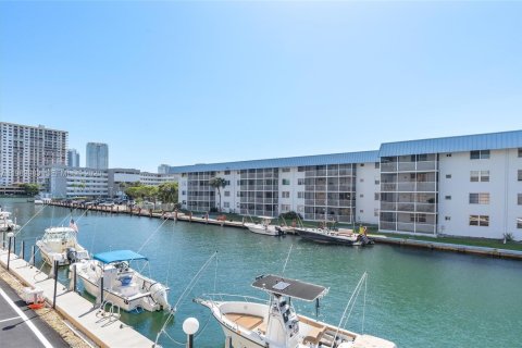 Condominio en venta en North Miami Beach, Florida, 2 dormitorios, 139.35 m2 № 2146425 - foto 11