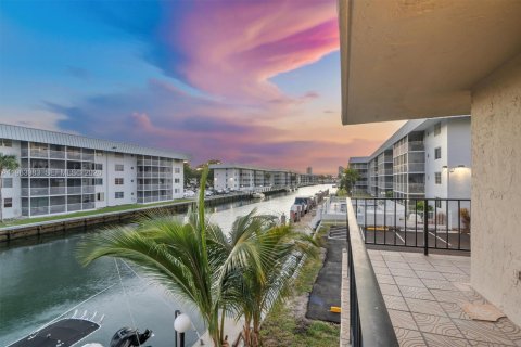 Condominio en venta en North Miami Beach, Florida, 2 dormitorios, 139.35 m2 № 2146425 - foto 2