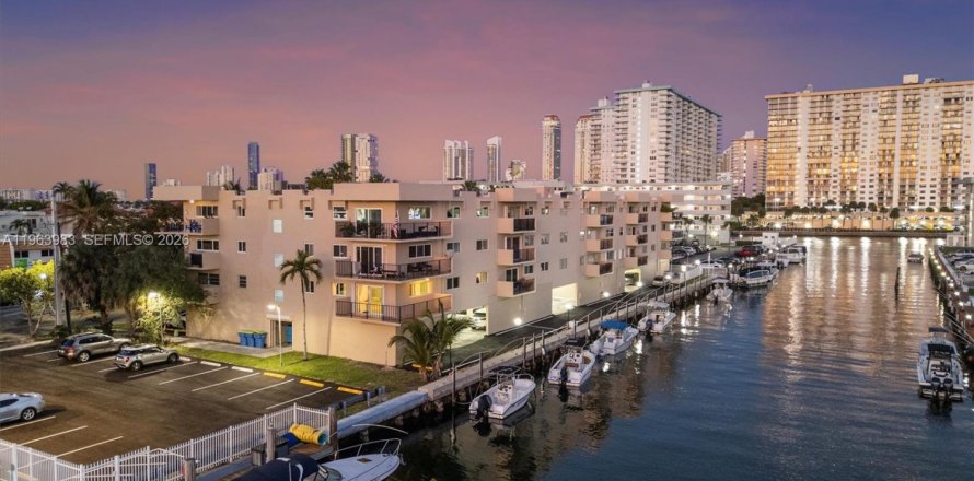 Condominio en North Miami Beach, Florida, 2 dormitorios  № 2146425