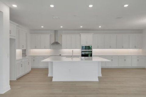 House in Winter Garden, Florida 4 bedrooms, 282.24 sq.m. № 2259147 - photo 18
