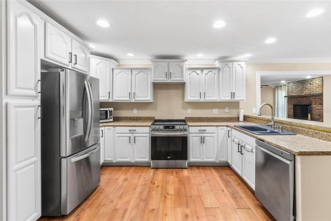 House in Largo, Florida 3 bedrooms, 171.87 sq.m. № 2314620 - photo 9