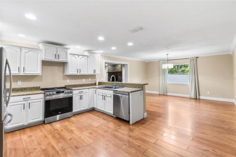 House in Largo, Florida 3 bedrooms, 171.87 sq.m. № 2314620 - photo 11