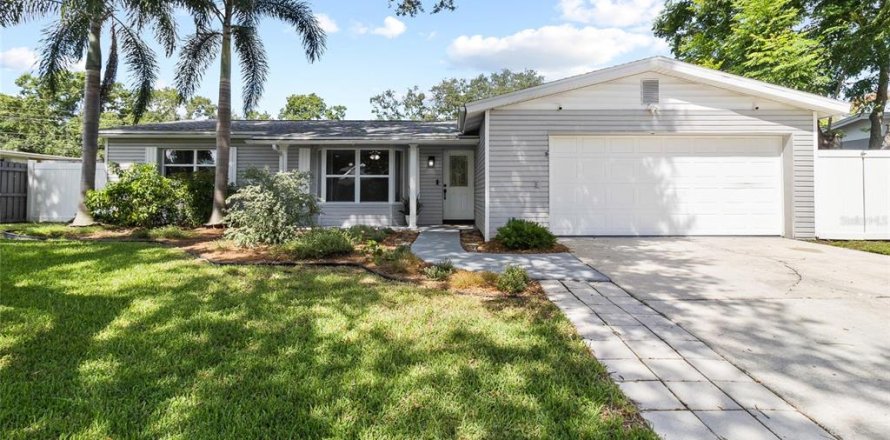 House in Largo, Florida 3 bedrooms, 171.87 sq.m. № 2314620