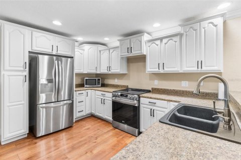 House in Largo, Florida 3 bedrooms, 171.87 sq.m. № 2314620 - photo 8