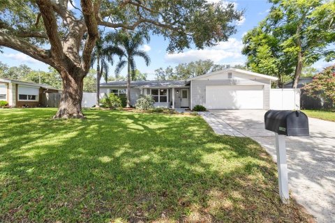 House in Largo, Florida 3 bedrooms, 171.87 sq.m. № 2314620 - photo 2