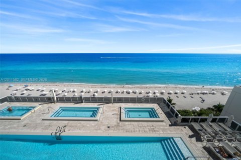 Condo in Hallandale Beach, Florida, 2 bedrooms  № 2075280