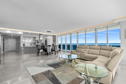 Condo in Hallandale Beach, Florida, 2 bedrooms  № 2075280 - photo 4