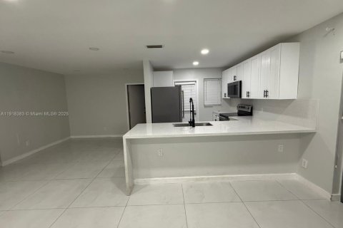 Condo in Davie, Florida, 2 bedrooms  № 1973084 - photo 12