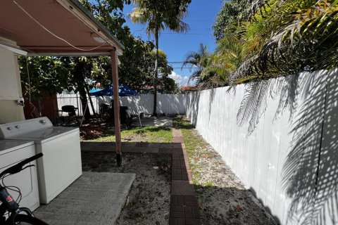 Casa en venta en Miami, Florida, 6 dormitorios, 226.68 m2 № 314404 - foto 1