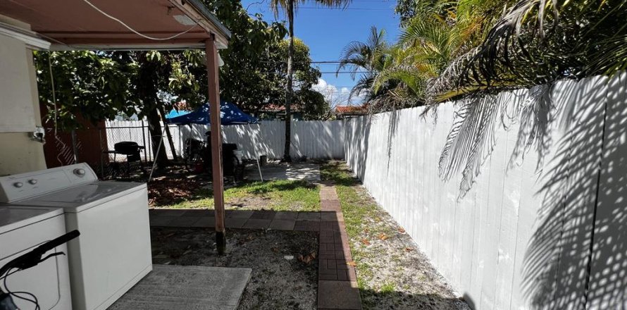 Casa en Miami, Florida 6 dormitorios, 226.68 m2 № 314404