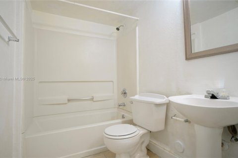 Condominio en venta en Miami, Florida, 3 dormitorios, 91.69 m2 № 1980168 - foto 11