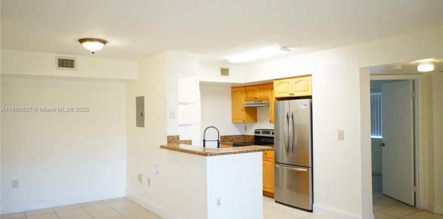 Condominio en Miami, Florida, 3 dormitorios № 1980168