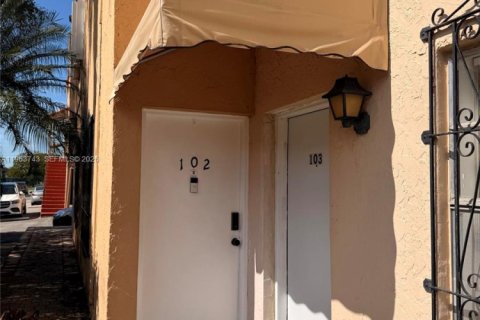 Condominio en venta en Hialeah, Florida, 2 dormitorios, 96.43 m2 № 2025650 - foto 1
