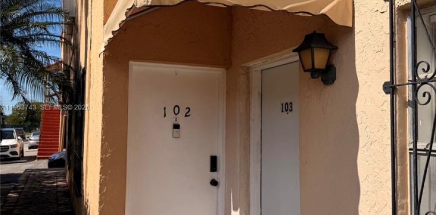Condominio en Hialeah, Florida, 2 dormitorios  № 2025650
