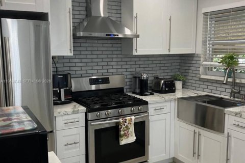 Condominio en venta en Hialeah, Florida, 2 dormitorios, 96.43 m2 № 2025650 - foto 2