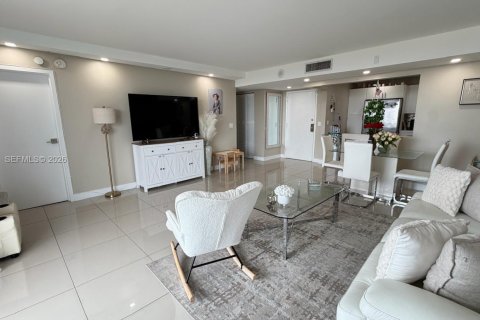 Condo in North Miami, Florida, 2 bedrooms  № 2056461 - photo 1