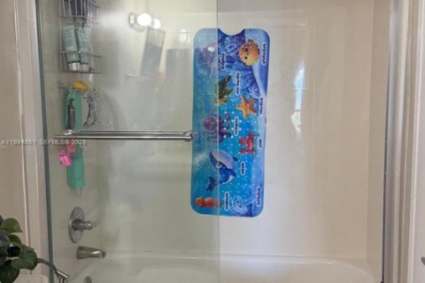 Condo in North Miami, Florida, 2 bedrooms  № 2056461 - photo 8