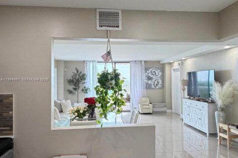 Condo in North Miami, Florida, 2 bedrooms  № 2056461 - photo 18