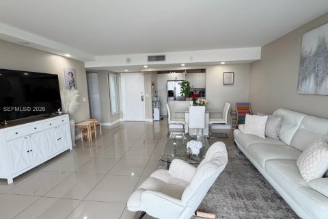 Condo in North Miami, Florida, 2 bedrooms  № 2056461 - photo 13