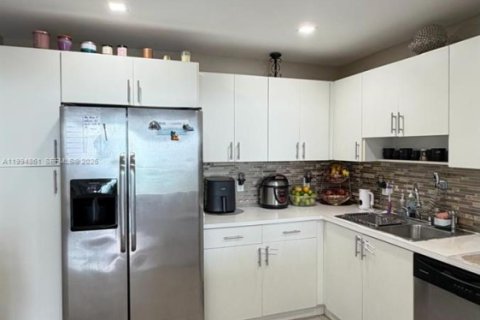 Condo in North Miami, Florida, 2 bedrooms  № 2056461 - photo 15