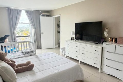 Condo in North Miami, Florida, 2 bedrooms  № 2056461 - photo 10