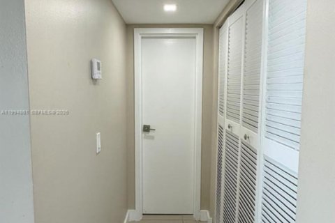 Condo in North Miami, Florida, 2 bedrooms  № 2056461 - photo 20