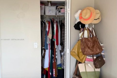 Condo in North Miami, Florida, 2 bedrooms  № 2056461 - photo 9