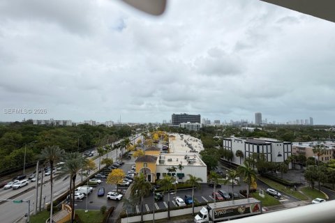 Condo in North Miami, Florida, 2 bedrooms  № 2056461 - photo 2